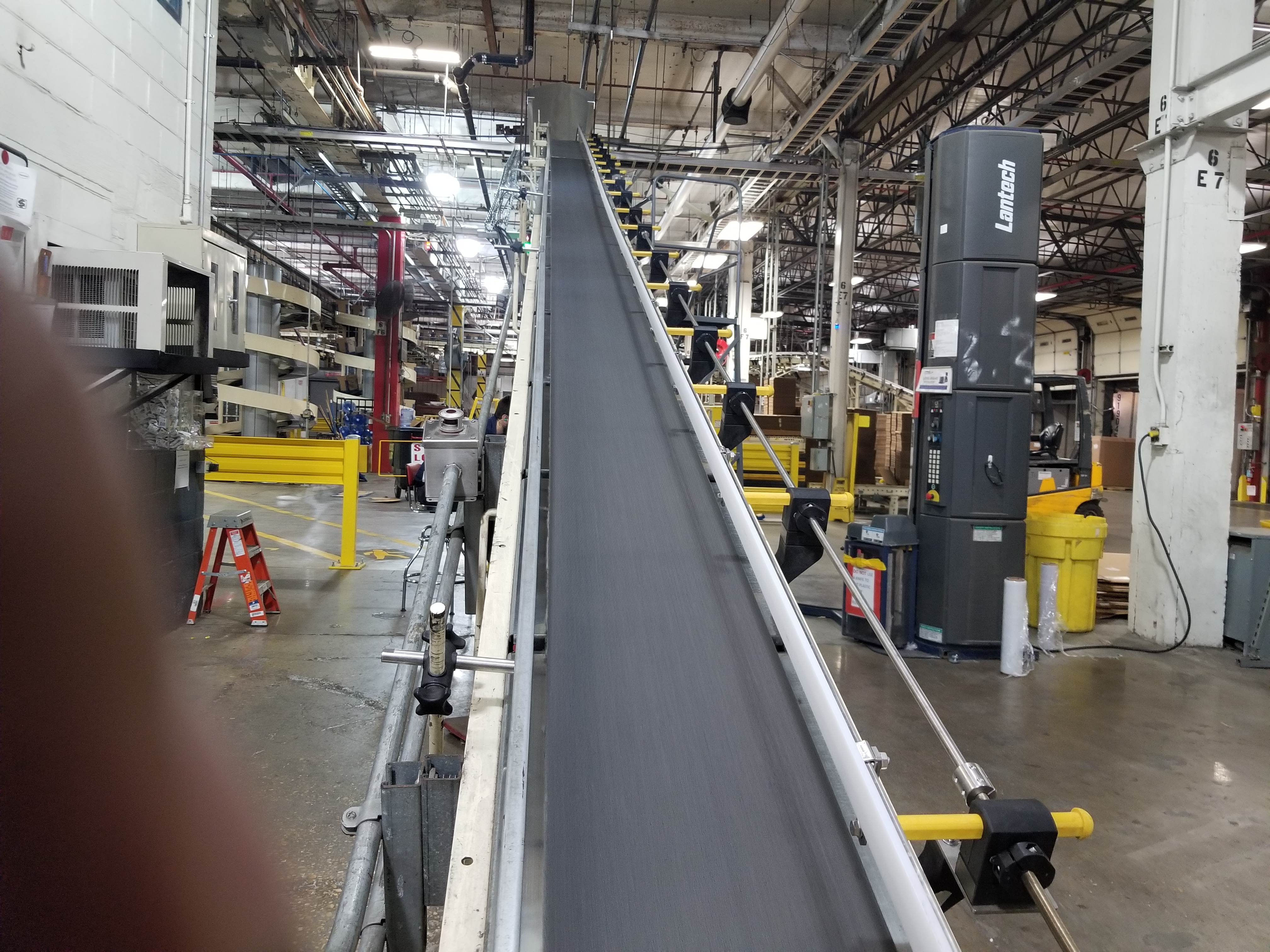 Automated Single Sided Guide Rails on Sloped Conveyor